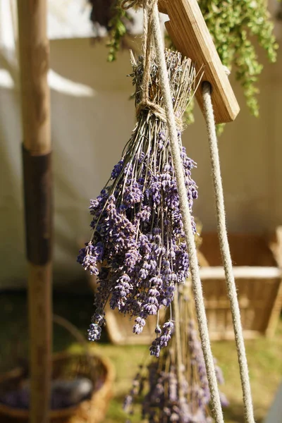 Pazarda kurutulmuş lavanta demeti