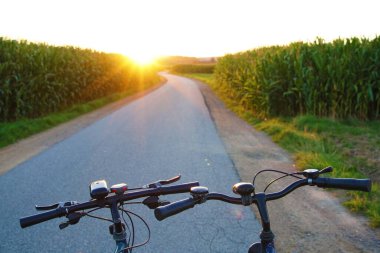  Gün batımında birkaç bisiklet.                              