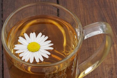 Bir fincan taze papatya çayı.