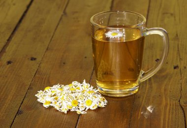 Bir fincan taze papatya çayı.