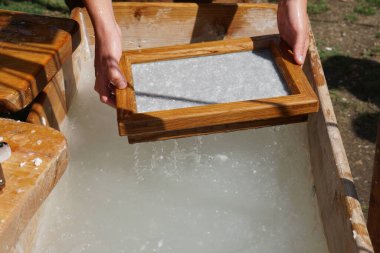 Ortaçağ pazarındaki kağıt işçisi.