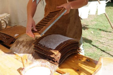 Ortaçağ pazarındaki kağıt işçisi.