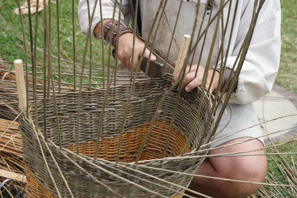 Der Korbmacher Bei Der Arbeit — Zdjęcie stockowe