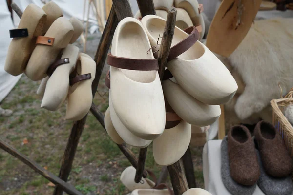 Verschiedene Holzschuhe Ben Mittelaltermarkt