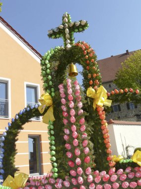Paskalya yumurtalarıyla süslenmiş çeşme.