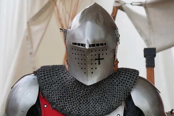 中世纪市场上的骑士盔甲 — 图库照片