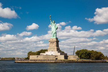 Bulutlu bir günde Özgürlük Anıtı. Özgürlük Adası, New York, Usa