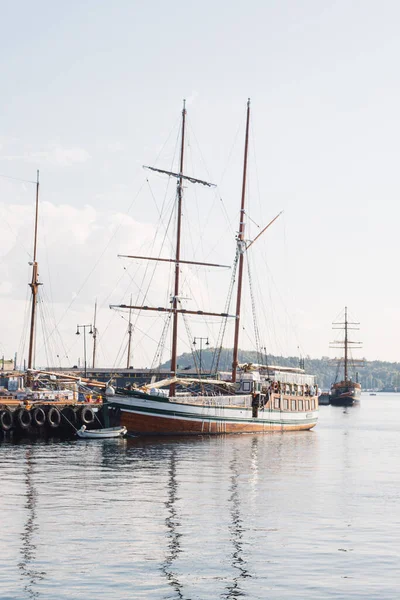 Oslo fiyordundaki rıhtımda büyük bir yelkenli. Denizde güzel bir gemi.