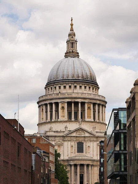 St. Paul Katedrali 'nin dış cephesi. Londra' nın yan taraflarında binalar var. İngiltere, İngiltere