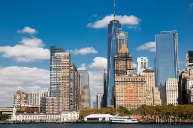 New York, ABD 'deki Hudson Nehri' nden Manhattan 'ın inanılmaz manzarası.