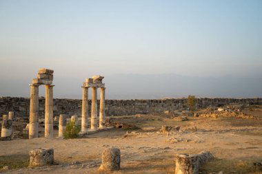 Gündoğumunda antik Yunan kenti Hierapolis 'teki harabe sütunlar. Türkiye 'nin Pamukkale kentindeki Dünya Mirası Alanı.
