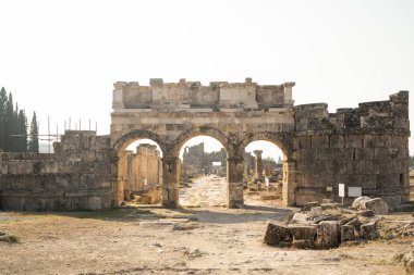 Antik Yunan şehri Hierapolis 'te sütunlu kemer. Türkiye 'nin Pamukkale kentindeki Dünya Mirası Alanı.