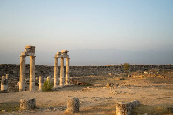 Gündoğumunda antik Yunan kenti Hierapolis 'teki harabe sütunlar. Türkiye 'nin Pamukkale kentindeki Dünya Mirası Alanı.