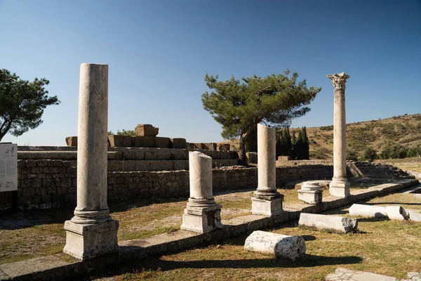 Asclepeion harabelerinde dört sütun. Bergama 'da eski bir hastane ve tedavi merkezi. Türkiye.