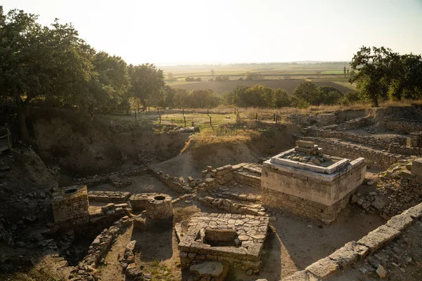 Günbatımında Truva antik şehrinin kalıntıları. Anakkale, Türkiye.