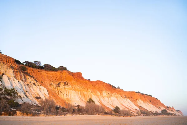 Günbatımında Falesia 'nın turuncu kumsalları. Albufeira, Algarve, Portekiz.