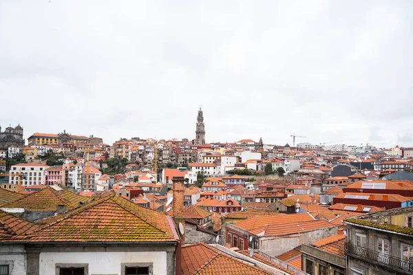 Porto şehrinin rengarenk çatılarının manzarası. Arka planda Dos Clerigos kulesinde. Portekiz