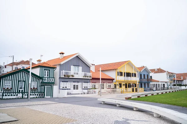 Costa Nova sahilinde renkli çizgili evler. Orijinal tasarım bir balıkçının köyünde. Aveiro, Portekiz.