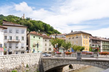  taş köprü çiçek vazo içinde Borgo Valsugana, Trentino-Alto Adige/Sdtirol bölgesi, İtalya ile dekore edilmiş