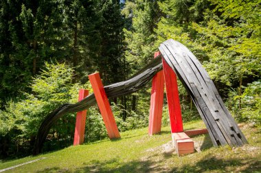 Arte Sella olduğu yer alan açık hava alanları, Sella Vadisi ormanda Trentino-Alto Adige/Sdtirol bölgesi, İtalya Temmuz fotoğraflandı, çağdaş sanat sergisi 30.2017.