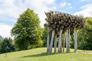 Arte Sella olduğu yer alan açık hava alanları, Sella Vadisi ormanda Trentino-Alto Adige/Sdtirol bölgesi, İtalya Temmuz fotoğraflandı, çağdaş sanat sergisi 30.2017.