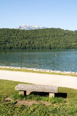 taş tezgah sahilde Levico Gölü, Trentino-Alto Adige/Sdtirol bölgesi, İtalya