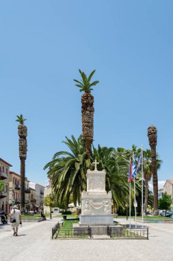 Trion Navarchon (üç Amiraller) kare Nafplio, Yunanistan, 23 Haziran içinde fotoğraflandı Demetrius İpsilantis Anıtı ile. 2017.