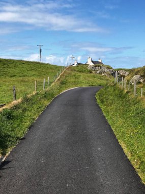 İona adasında uzun, dar bir asfalt yol.