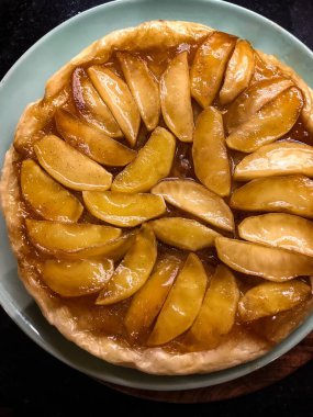 Tabağında elma olan taze pişmiş Fransız tarte tatini.