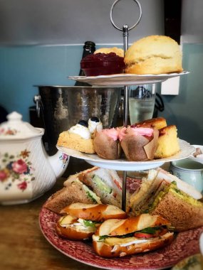 Öğleden sonra çayı, etagere üzerinde çörekler ve sandviçlerle.
