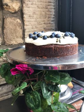 Kremalı, kremalı, kremalı ve yaban mersinli kek.