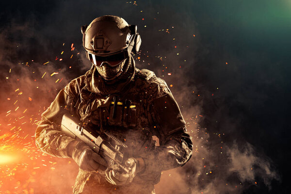 Мужчина в форме тактических подразделений полиции с оружием. Застрелен в студии. Взрывы, дым и огненные искры на черно-зеленом фоне (дизайн плаката
)