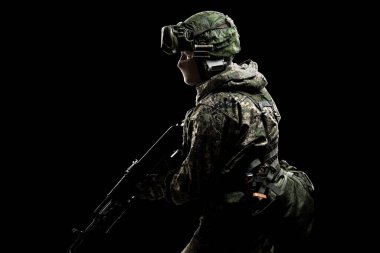 Mekanize piyade üniformalı bir erkek. Stüdyoda çekilmiş. Siyah arkaplanda kırpma yolu ile izole edildi