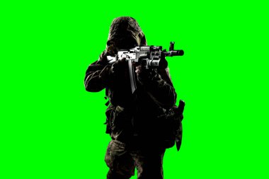 Mekanize piyade üniformalı bir erkek. Stüdyoda çekilmiş. Yeşil krom anahtar arkaplanındaki kırpma yolu ile izole edildi