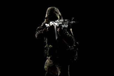 Mekanize piyade üniformalı bir erkek. Stüdyoda çekilmiş. Siyah arkaplanda kırpma yolu ile izole edildi