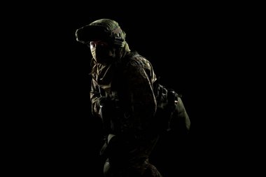 Mekanize piyade üniformalı bir erkek. Stüdyoda çekilmiş. Siyah arkaplanda kırpma yolu ile izole edildi