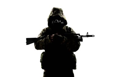 Mekanize piyade üniformalı bir erkek. Stüdyoda çekilmiş. Beyaz arkaplanda kırpma yolu ile izole edildi