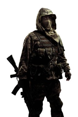 Mekanize piyade üniformalı bir erkek. Stüdyoda çekilmiş. Beyaz arkaplanda kırpma yolu ile izole edildi