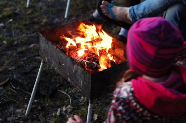 Izgara doğada ateş yakar.