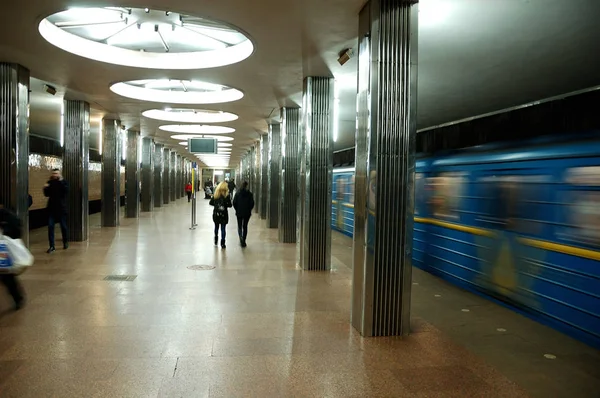 One Metro Stations Blurry Moving Train — Stock Photo, Image