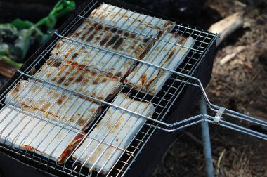 Doldurulmuş pide ızgara doğada hazırlanması.