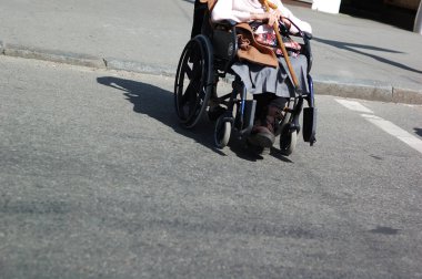 Bir tekerlekli sandalye bir kişi yol geçtikten.