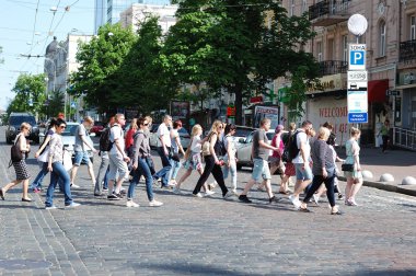 Kiev, Ukrayna - 01 Mayıs, 2018: insanlar şehir merkezinde yürüyüş.
