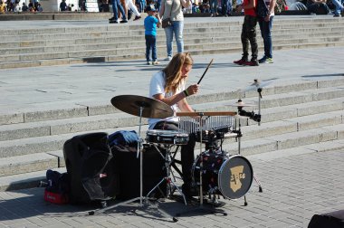 Kiev, Ukrayna - 01 Mayıs, 2018: adam şehir merkezinde bateri çalıyor.