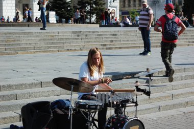 Kiev, Ukrayna - 01 Mayıs, 2018: adam şehir merkezinde bateri çalıyor.