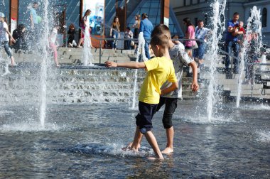 Kiev, Ukrayna - 01 Mayıs, 2018: çocuk oyun bir çeşme Kiev merkezi olarak yaz aylarında.