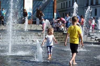 Kiev, Ukrayna - 01 Mayıs, 2018: çocuk oyun bir çeşme Kiev merkezi olarak yaz aylarında.