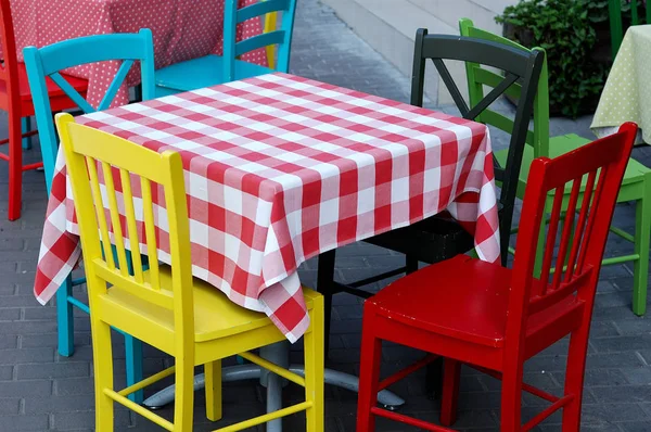 Parlak ve renkli masa ve sandalyeler yaz Cafe.