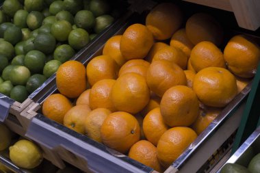 Bir kutu mandalina ve limes mağaza.