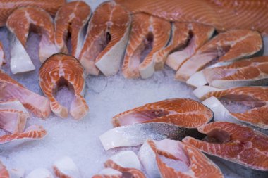 Dükkanda buzda bir sürü somon bifteği var..